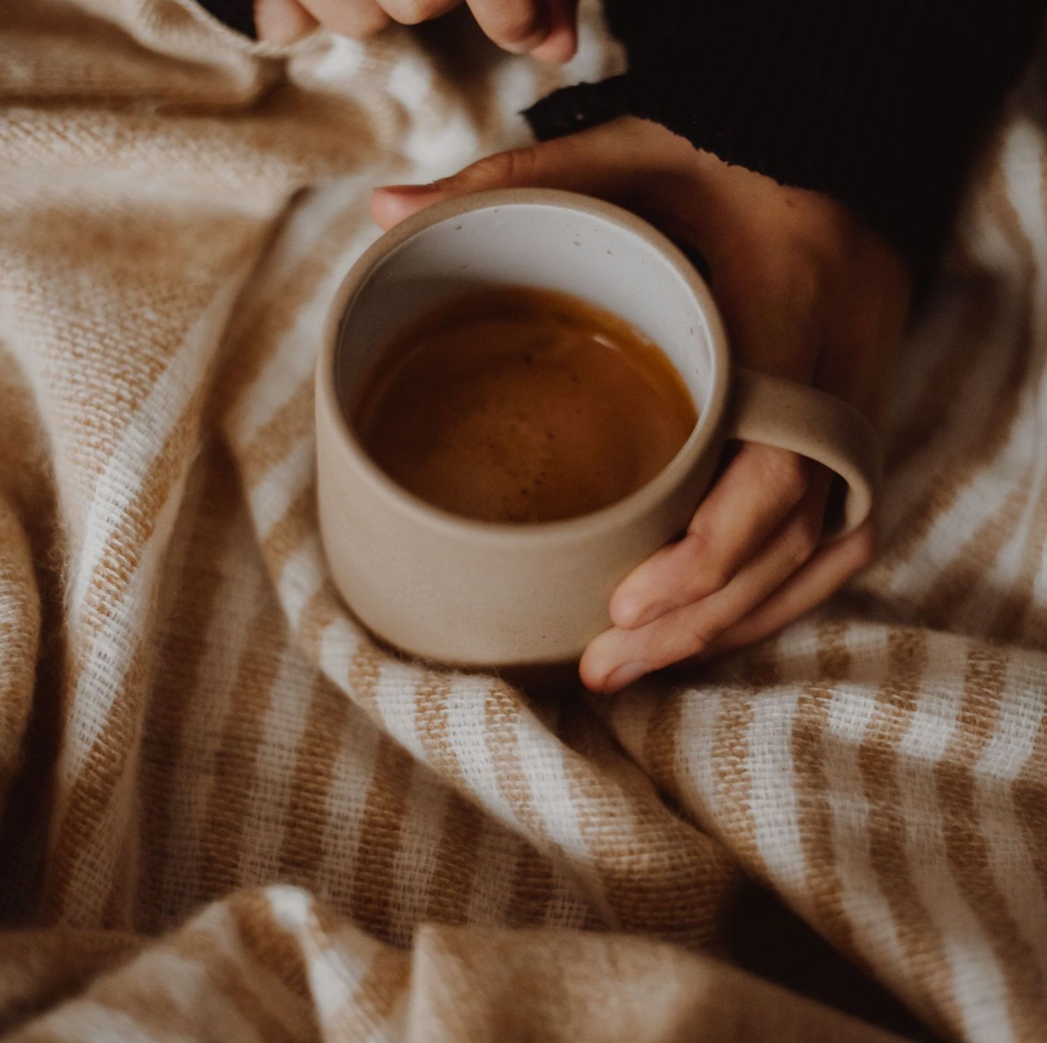 Hand holder kaffekopp